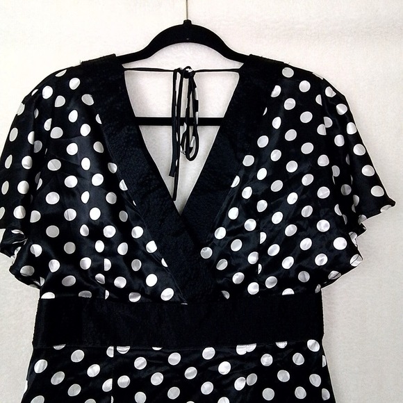 BCBGMaxazria Sateen‎ Style Deep V Tunic Blouse Size M in Black White Polka Dot - Picture 6 of 9